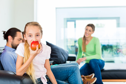 Children eating fresh appels for healthy living